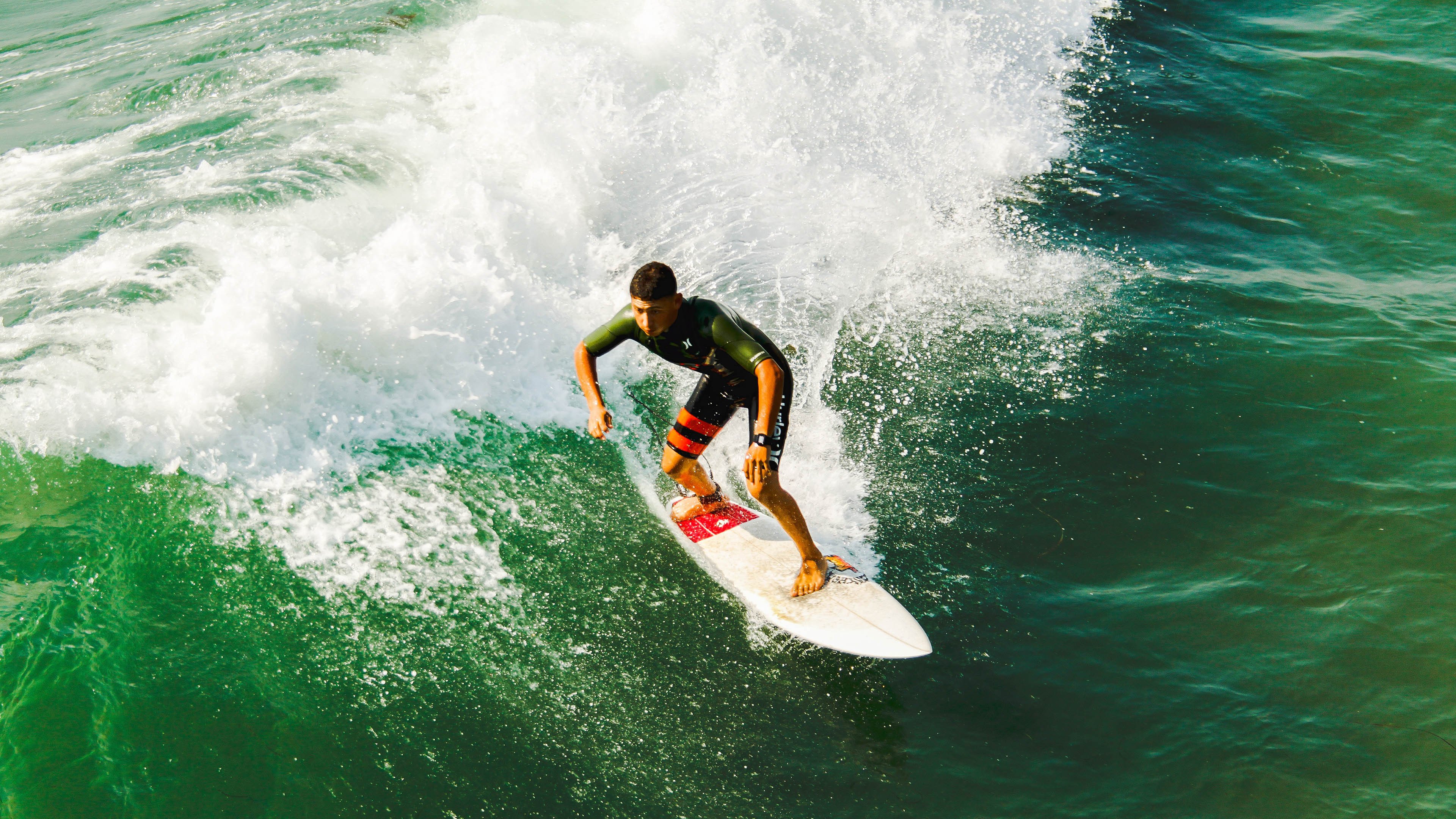 赛道上的逆袭，阿隆索关键制胜，红牛二队完胜索伯车队